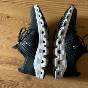 Women’s 8.5 Cloudswift